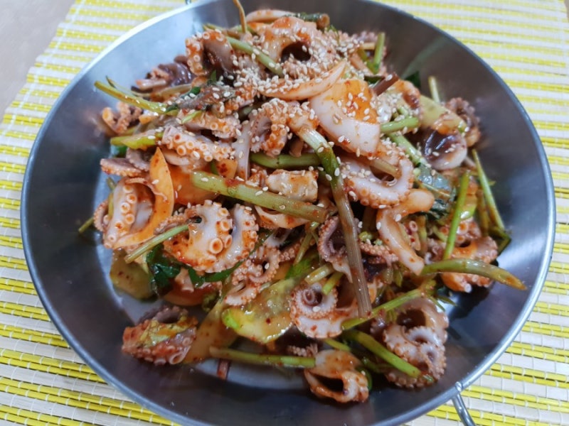 쭈꾸미요리 쭈꾸미초무침도 맛있던데요.