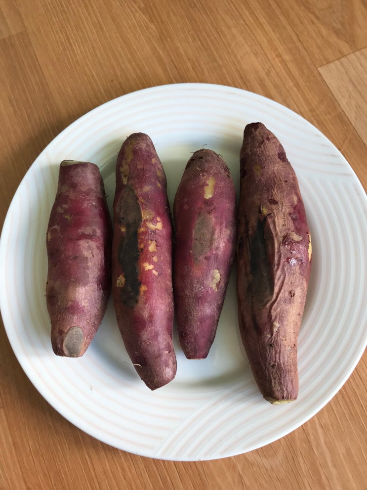  오빠가 고구마  한박스 택배로 보냈어요 맛있어요