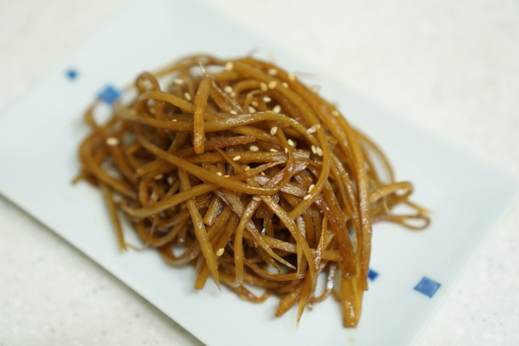  우엉조림 만들기, 채칼로 가늘게