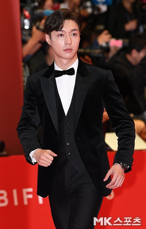 EXO Lay Appears at the Busan International Film Festival! So Cool!