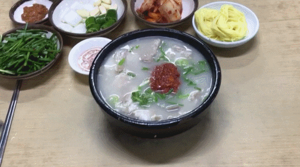  부산 서면시장에 있는 포항돼지국밥에서 점심으로 돼지국밥을 털어봤습니다.