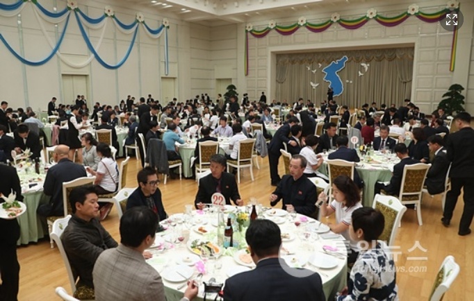  10.4선언 11주년 민족통일대회가 열리는 평양에서 4일 저녁 인민문화궁전에서 환영만찬이 열렸다.리선권 위원장은 환영사에서 “우리 모두 어깨겯고 평화와 번영, 통일의 성스러운 려정