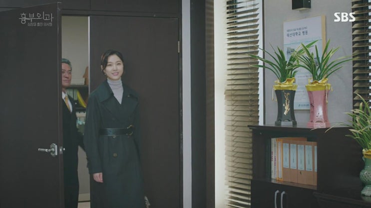  흉부외과 서지혜 트렌치 코디 요즘 딱이네요 :)