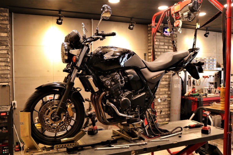  2015년식 혼다 CB400SF 작업중...