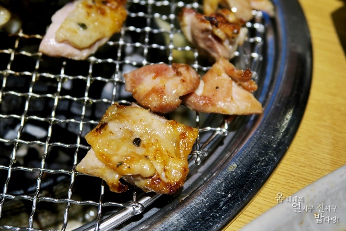  마포 촌놈숯불닭갈비 야들한 닭목살과 초밥의 조합