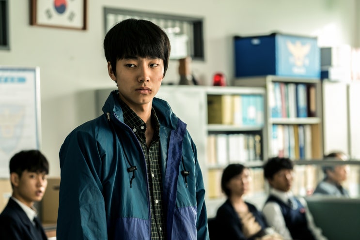  [아리랑시네센터/영화리뷰] 살아남은 아이 - 생의 무게를 짊어진 사람들에게