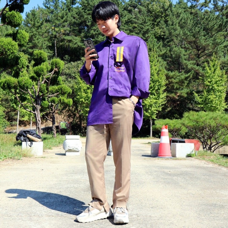  남자 보라색셔츠 스왈로테일 컬러 코디가 예뻐