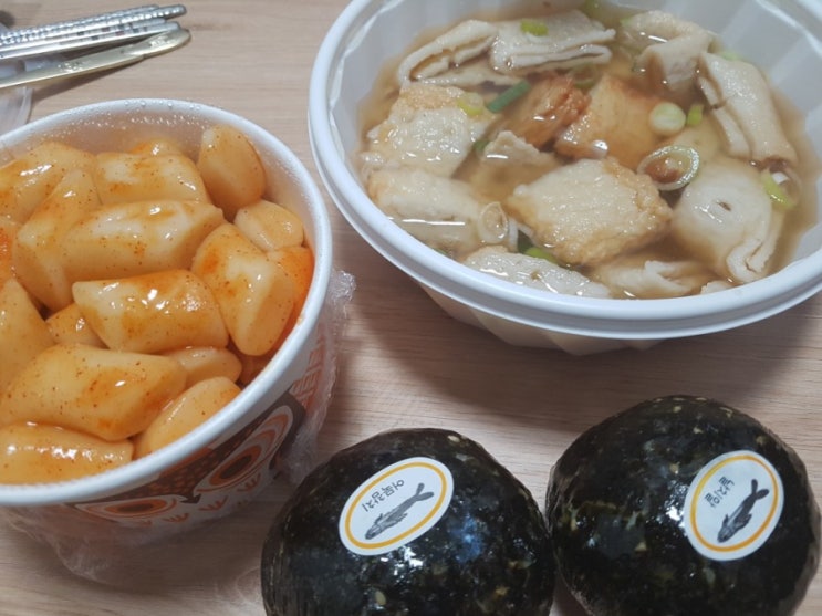  휴일 점심에는 짜파게티 요리사도 귀찮아 배달음식 시켜 먹기