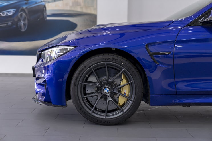  한정판 BMW M4 CS, 산마리노 블루(San Mrino Blue)