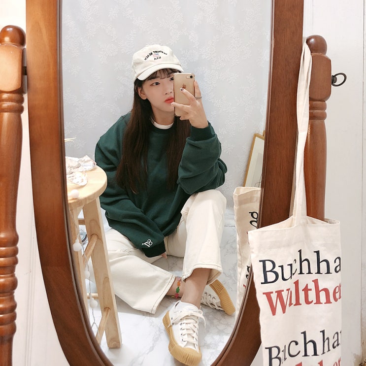  엑셀시오르 볼트 로우 화이트 신어봤네요