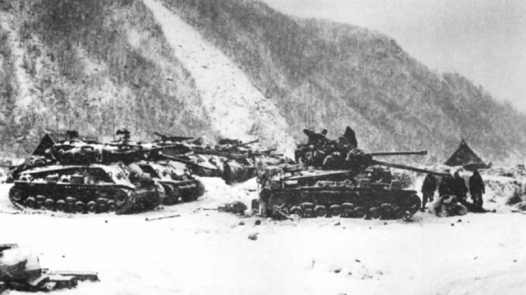 장진호 전투 당시 파괴된 중국 공산군의 T-34/85 전차 -Destroyed Chinese Communist Army T-34/85 Tanks Korean War Battle of Chosin Reservoir