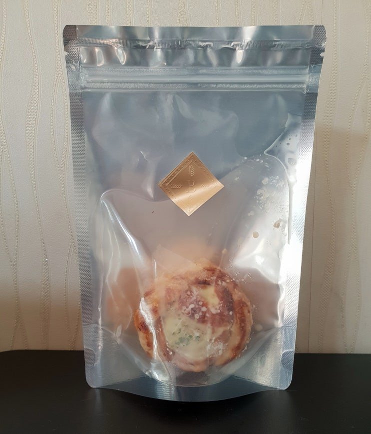  마켓컬리 바켄 에그 베이컨 빵 아쉽다