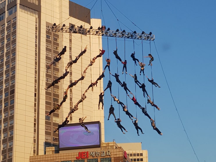 서울시청앞 광장을 지나가다~~