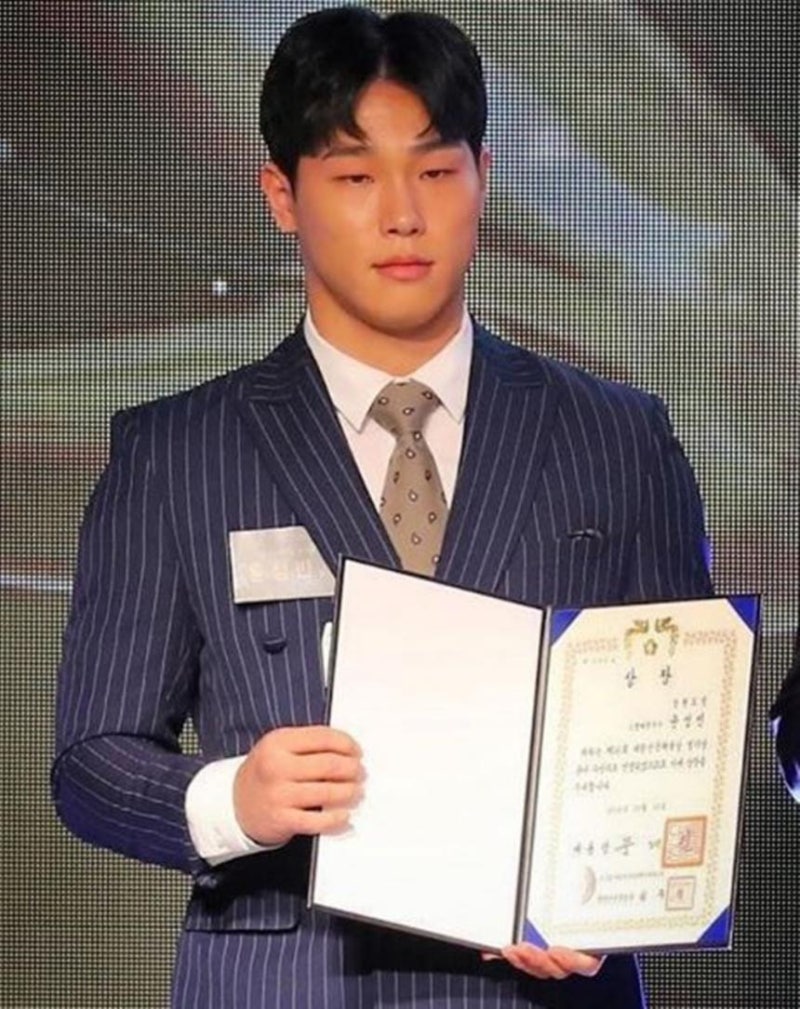 ‘스켈레톤 영웅’ 윤성빈, 대한민국체육상 수상 당시 모습 보니…상장 들고 은은한 미소로 ....
