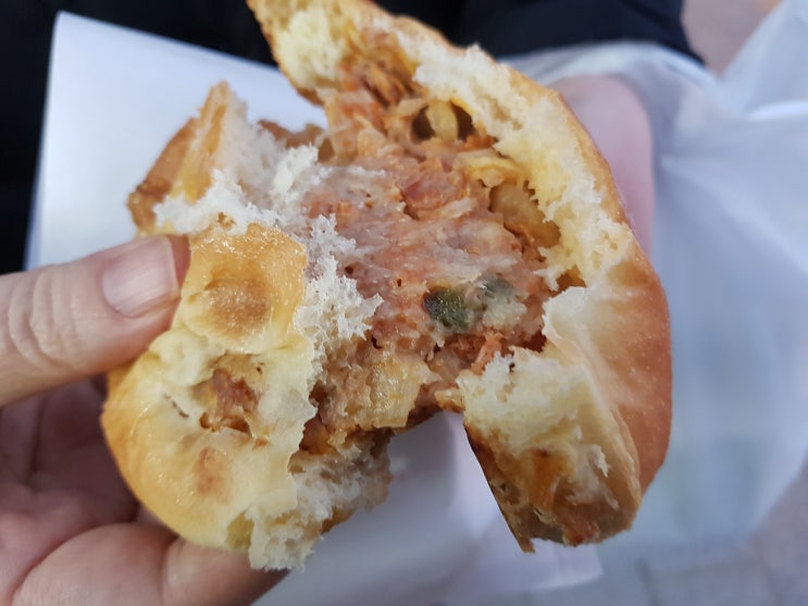  수원 유일무이 고기빵: 복 왕만두찐빵에서 먹었어요