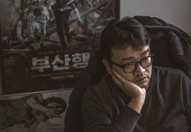  [나 빌려갑쇼 하고 톡 튀어 나온 하드 커버! 오오. 연상호! 그가 돌아왔다. 투박한 그림, 강렬한 메시지. 과거 느꼈던 반가운 삘이다. 다음 개봉작도 사회성 짙었음 좋겠네] 얼굴