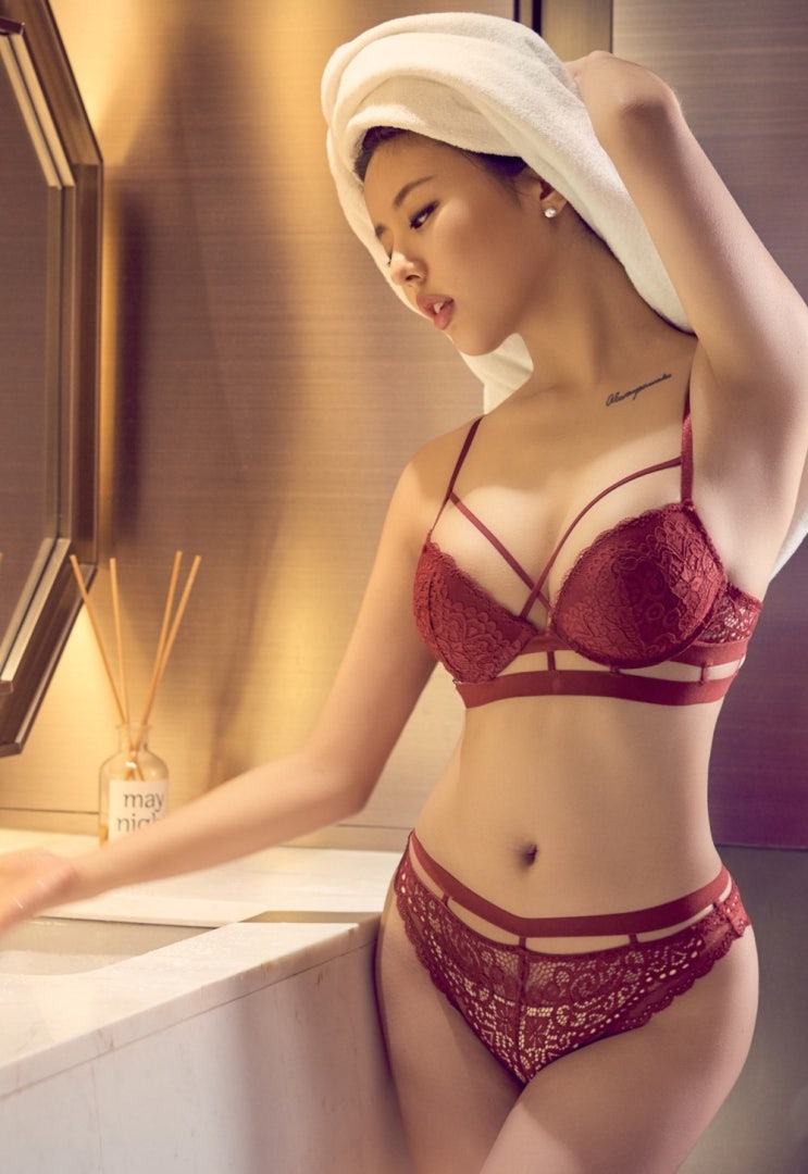 수줍은 몸매 란제리 피팅모델 정유나 사진모음 #2 수줍은 몸매 란제리 피팅모델 정유나 사진모음 #2