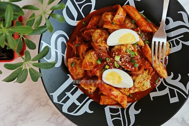  만두떡볶이 만드는 법, 색다르게 즐기는 만두요리 (w 초록마을 우리밀물만두)