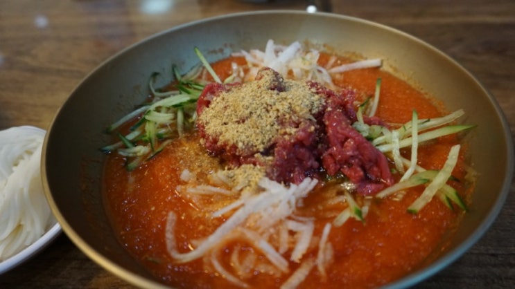  경주 여행 마지막으로 찾아간 함양집. 한우육회물회와 떡불고기 등 고기 맛집. 역시 내겐 육고기가 진리.