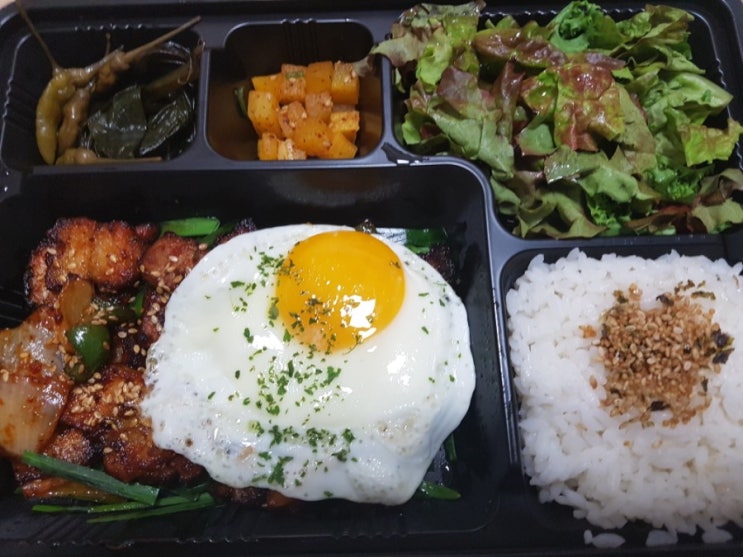  혼밥을 해야 해서 어떻게 할까 고민하다 배달의민족 맛집 라스트스테이크에서  고추장삼겹살 스테이크 주문. 여기는 문정동.