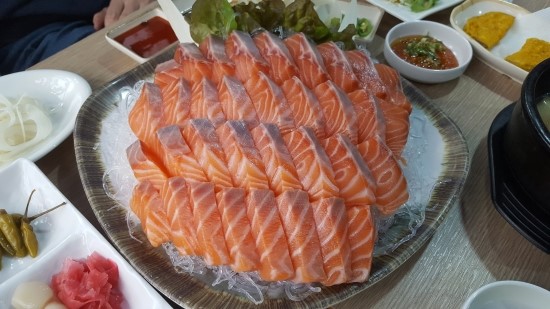 수유역 대광어회집의 두툼한 연어 수유역 대광어회집의 두툼한 연어