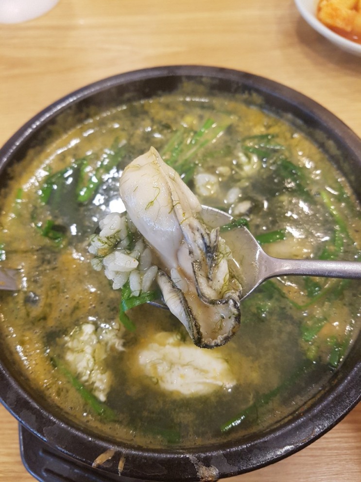 따듯한 국물이 필요할 땐 국밥만 한 게 없다. 오늘 점심은 종종 가는 정자역 맛집 김명자굴국밥.
