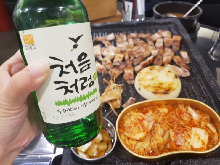  불금에 소주가 당기면 안주도 당기고 둘이 같이 당기면 꽐라가 된다. 고기는 삼겹살! 소주는 처음처럼!