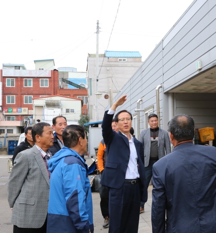  여수지역 학교급식 관계자, 지역산 친환경농산물 공급 확대 모색-25~26일 학교급식지원센터 관계자 등 40여명 선진지 견학/고흥군, 군수 ‧ 상인간 간담회 통해 지역경제활성화 도모 - 관내 전통시장 현장에서 현장소통 간담회 가져 [전남조은뉴스/조순익 기자]                                             