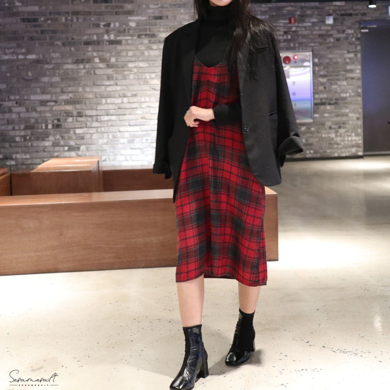 여자데일리룩 뷔스티에 체크원피스와 앵클부츠로 코디