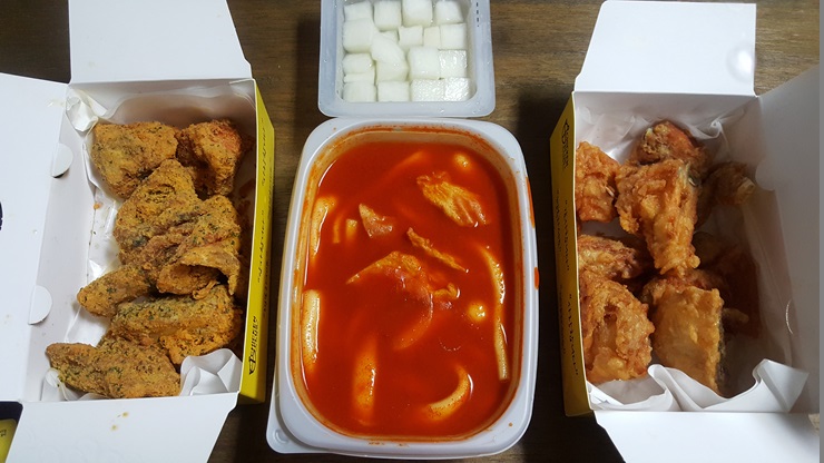  [남양주] 화도읍 마석 치킨 배달 맛집, 배달 어플로 싸게 주문한 치킨 플러스, 치킨에 국물 떡볶이가 어울리네요.