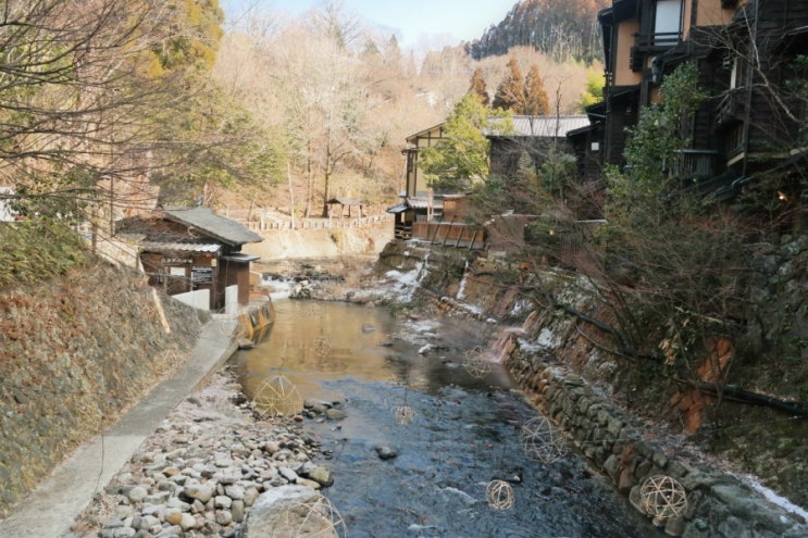  쿠로가와 온천마을에서 조용히 산책도하고 분위기도 느낌있게!(feat.파티세리 로쿠 슈크림빵)