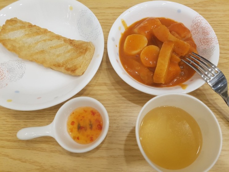 새로 생긴 문정동 법조단지 맛집 요기뎅의 가래떡 떡볶이는 쫀득하니 꿀맛이었다.