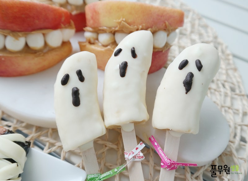 막대기에 할로윈 쌀 바삭한 간식
