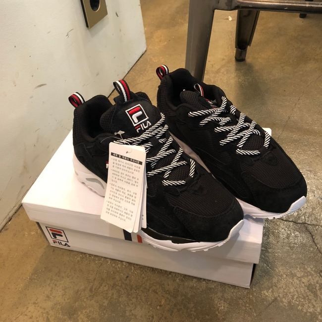  JD스포츠 홍대점 편집샵에서 커플신발 맞추기 + 레이 트레이서 [ FILA RAY TRAYCER ] , 덕분에 올블랙 모노톤 데일리룩이 되었다