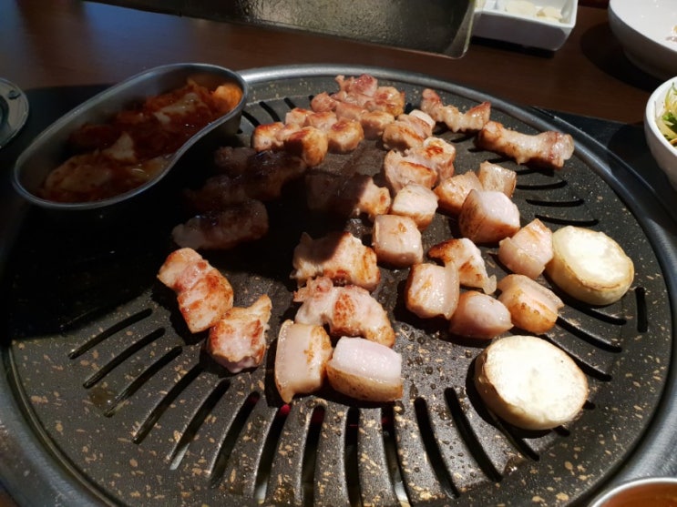  당진 대덕동 맛집 <꽃돈> 고기 육즙이 살아있는 통삼겹살