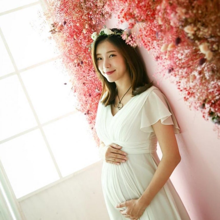  ‘세상을 여는 아침’ 김초롱 아나운서, 천사 같은 만삭 화보 공개…‘목소리만큼 예쁜 비주얼’