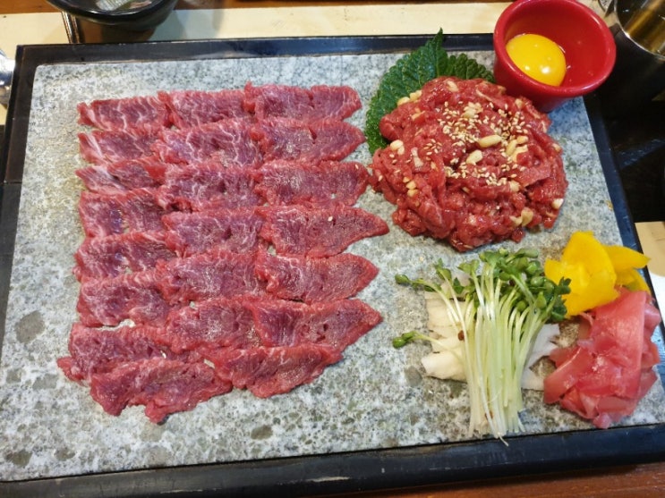  평택 육회맛집 육사시미맛집 육회집에서 육회와 육사시미 한우초밥 먹었습니다.