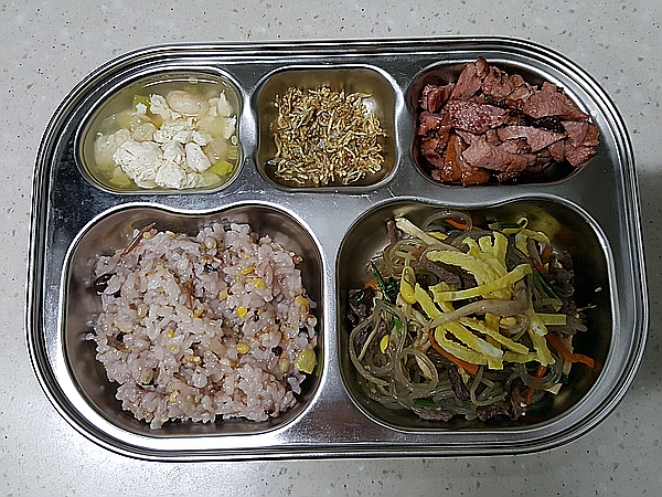  (5살 식단) 아침은 떡국, 저녁은 잡곡밥/순두부국/잡채/멸치볶음/훈제 오리고기