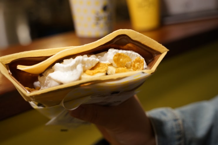  시청역 크레페 맛집 돌담콩 :: 덕수궁 돌담길 카페 테이크아웃 서울 크레페 맛집 추천 시청역 크레이프 디저트 간단한 간식 달콤한음료 누텔초코 듬뿍 노란색간판 숭례문