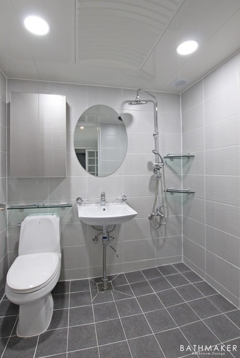 기본형 욕실에 분리형 해바라기 샤워기를 설치한 의정부 호원동 미도아파트 거실욕실인테리어