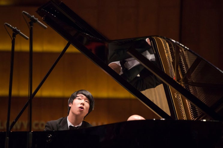[라이징 스타: 피아니스트 박재홍] 세계가 주목한 스무 살 "'영재'보다 그냥 '피아노 치는 박재홍'으로 불렸으면 해요"