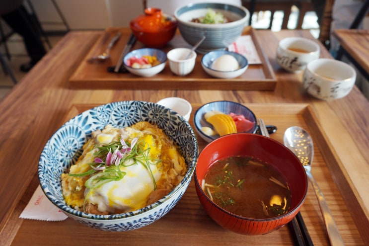  뚝섬역 맛집 메시에서 간단하게 점심은 덮밥으로