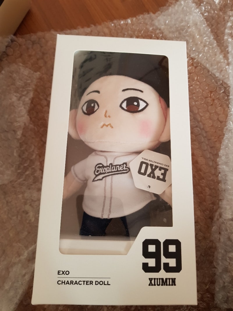 [Xiumin/EXO官方周邊] EXO角色娃娃 'Xiumin娃娃' 已經到貨了。