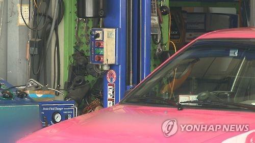 차량수리 지켜보다 부품 맞아 시력장애…"정비소에 60% 책임"