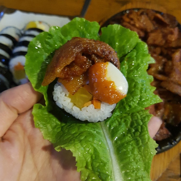  김밥 쌈 싸먹는 전주 야식 별미. 오원집