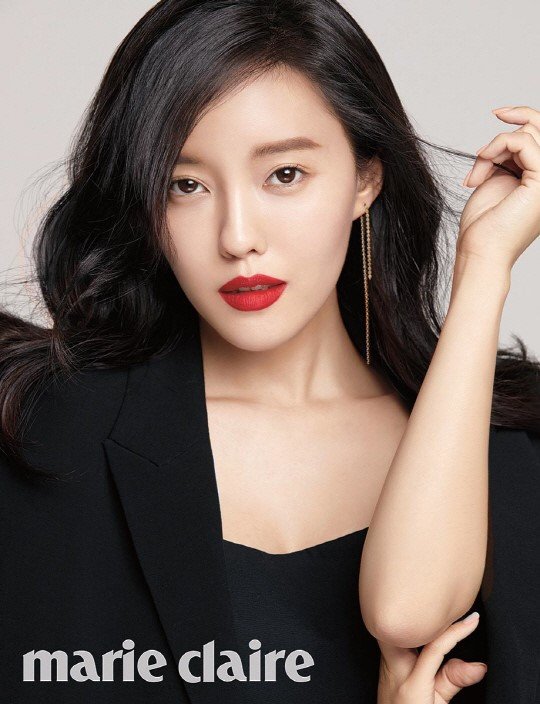  연예|스페셜 ‘ ”도도한 레드”…효민이 제안한 가을 메이크업