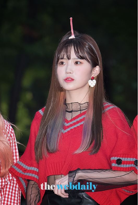  [ 얼킨 ]프로미스나인 송하영_ 얼킨 컬렉션 니트 제품 착용