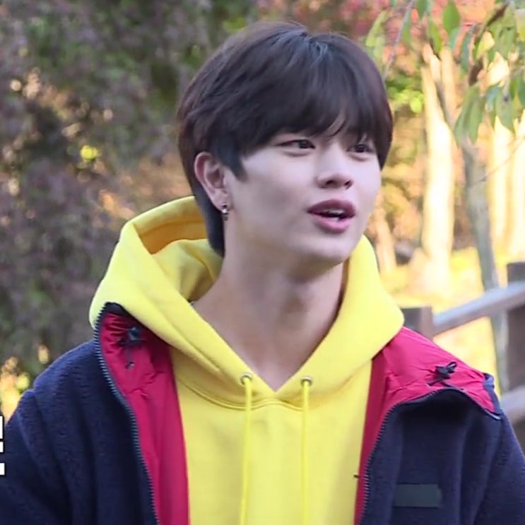  집사부일체 육성재 착용 커버낫 리버시블 후리스 숏패딩! 넘예뽀