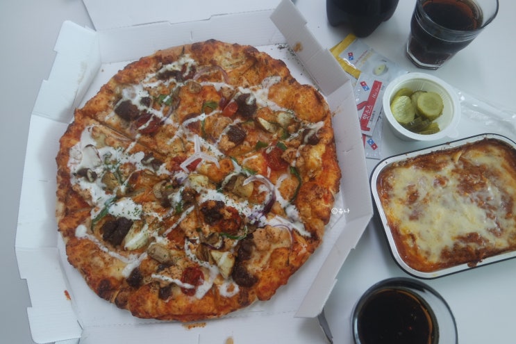 도미노피자 메뉴 겨울 신제품 블랙앵거스 스테이크 피자 먹어봤지!