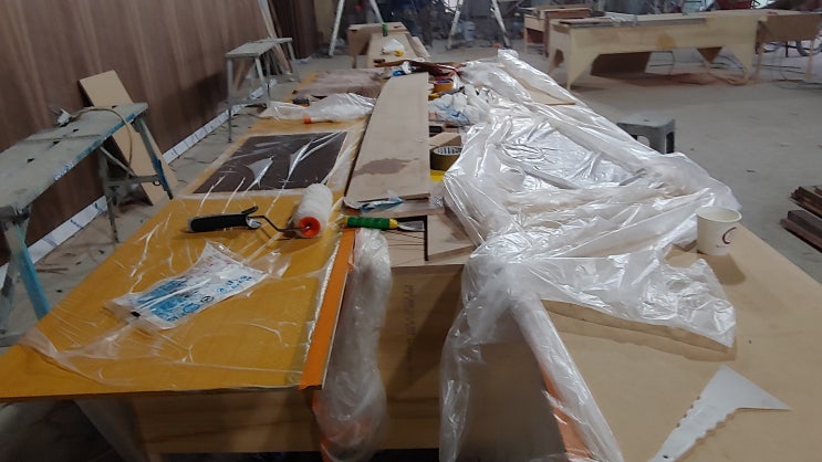 대상 오브제 포지셔닝 천연 원목 무늬목 취부 작업 무늬목 접합 시공 대상 오브제 포지셔닝 천연 원목 무늬목 취부 작업 무늬목 접합 시공